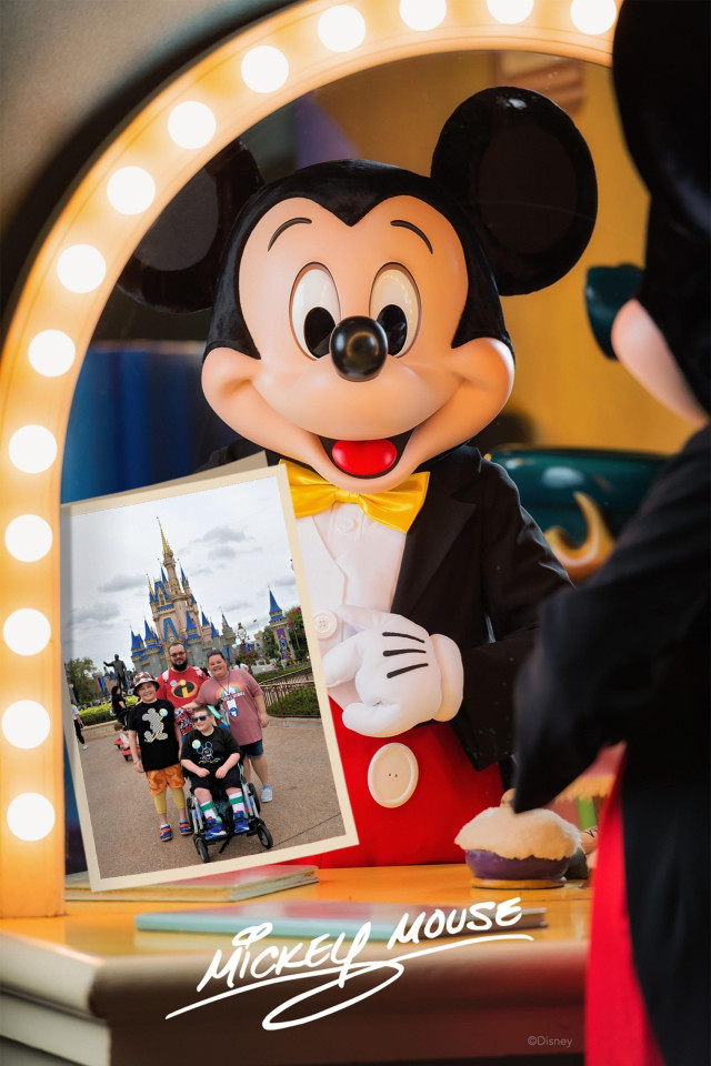 Mickey in Mirror with Pic of Family in Front of Castle GREAT